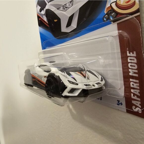 Hotwheels Lamborghini Huracan Sterrato - Picture 3 of 6